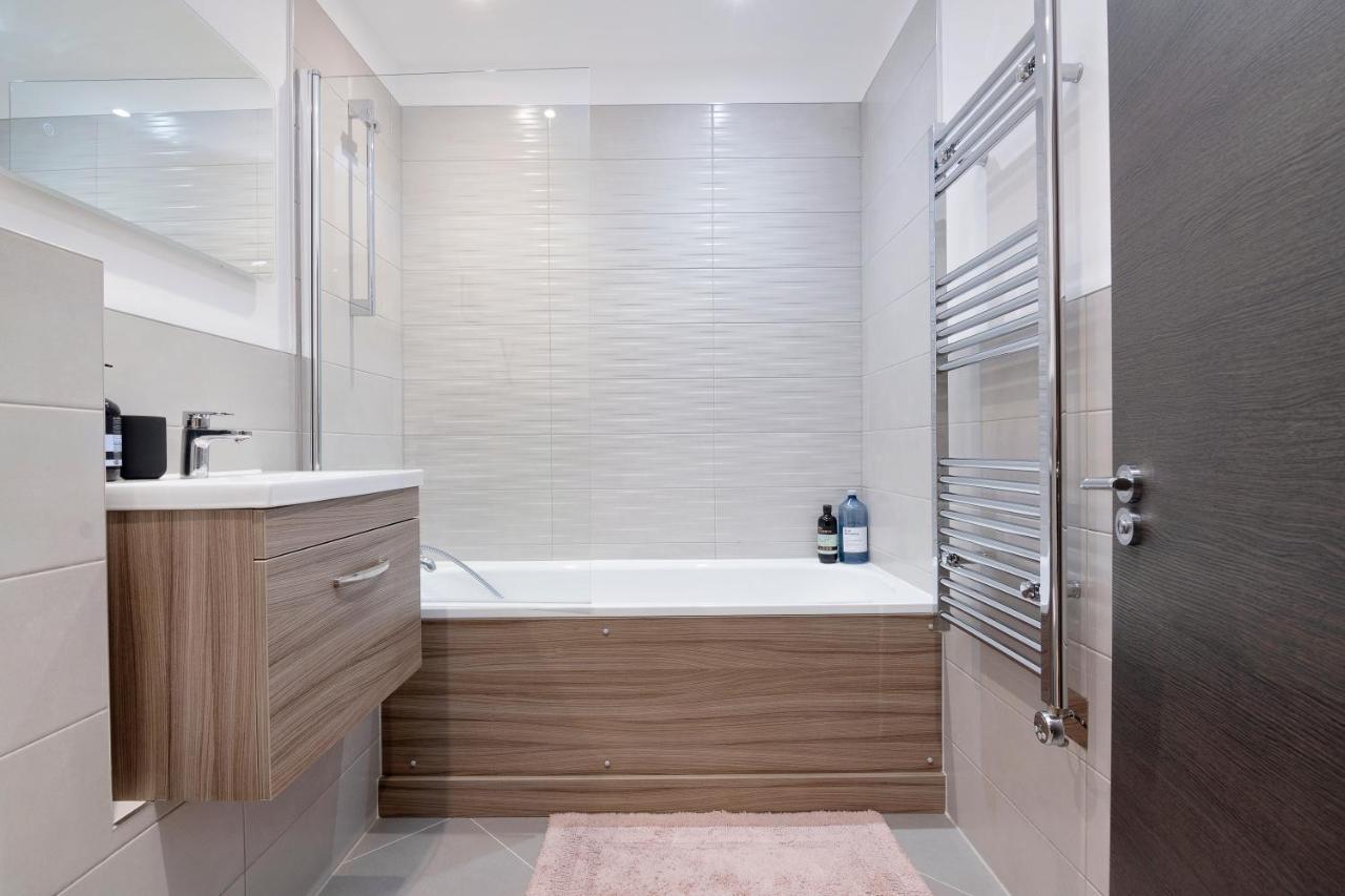Spacious, 3 Bedroom, 2 Bathroom, Surbiton Exterior photo